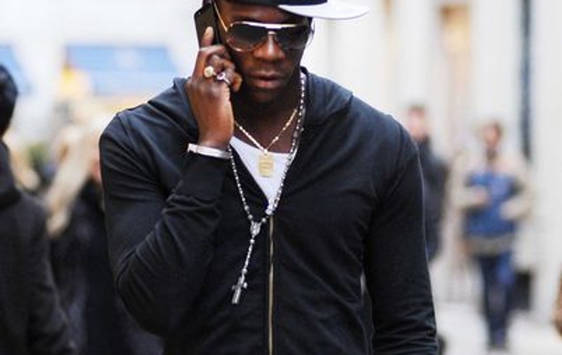 Exact ca studenţii! Balotelli a fost prins fumând în toaleta unui tren