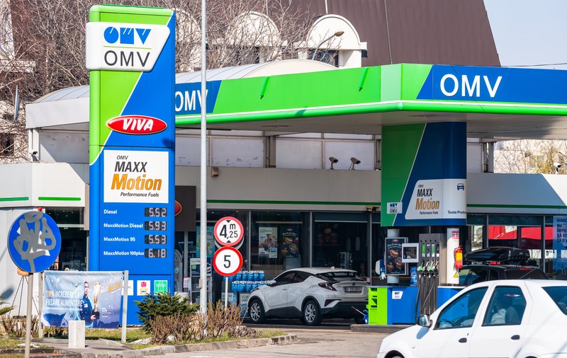 Austria crește impozitul pe profiturile excepționale din petrol și gaze. România a redus taxa în luna mai, Petrom plătește mai puțin de jumătate din cât era inițial