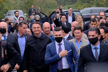 Bolsonaro, care nu a purtat mască, s-a amestecat cu oamenii din mulţime. Foto: EPA