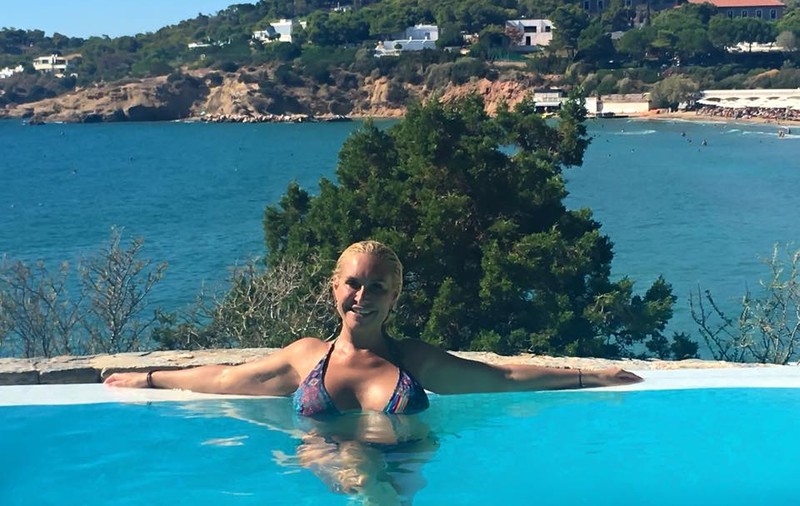 Vica Blochina și-a etalat bronzul perfect în Grecia. "Ce bine arăți"