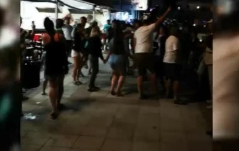 VIDEO | Horă în fața unei terase din Eforie Nord. Zeci de oameni au dansat în mijlocul străzii