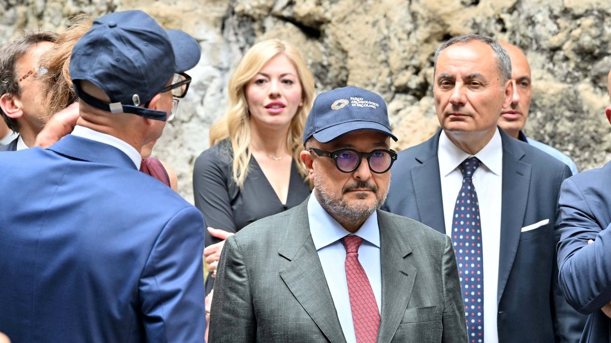 Gennaro Sangiuliano (în prim-plan) și Maria Rosaria Boccia în spatele său în timpul unei vizite la un parc arheologic. Foto: Profimedia
