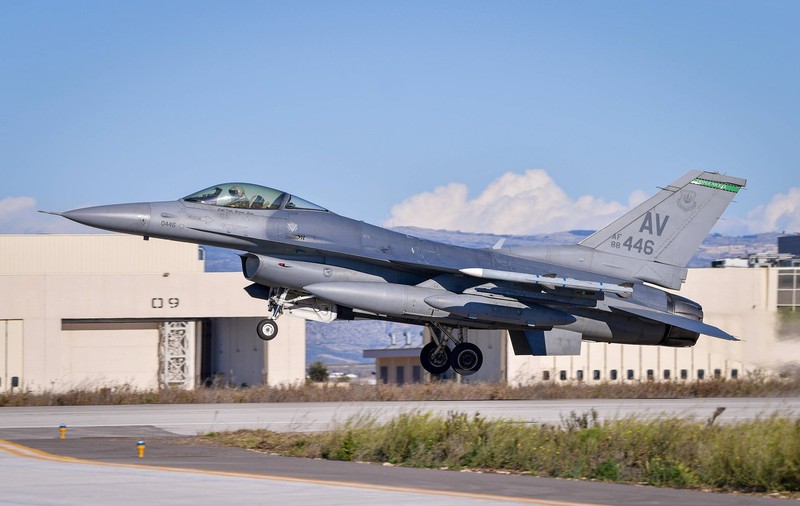 Avioanele F-16, tot mai aproape de câmpul de luptă din Ucraina. Data estimată pentru predare