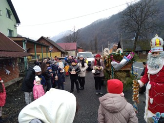 Copiii s-au bucurat să-l vadă pe Moș Nioulae și în anul invaziei armatei ruse | Sursa foto: Pagina de Facebook a Căminului cultural și Bibliotecii din sat