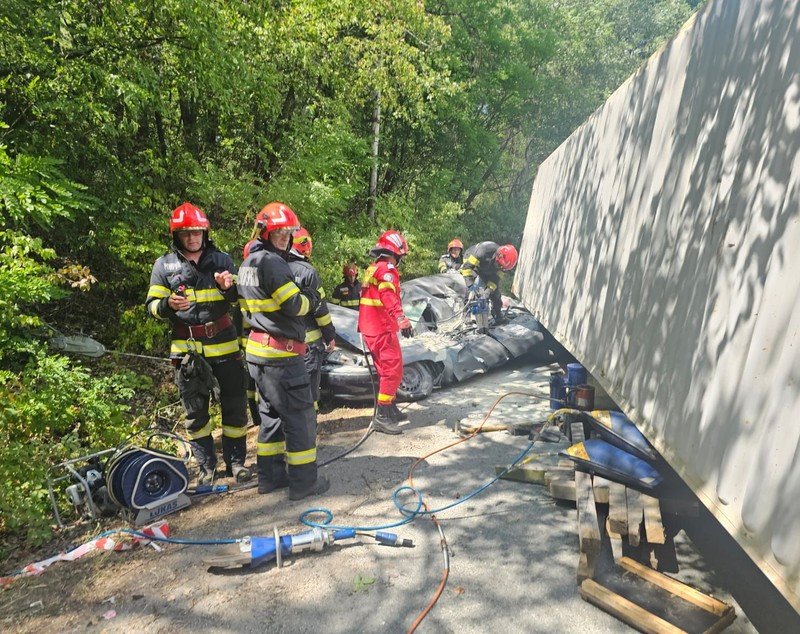 Bărbat mort în Mehedinți, după ce un container transportat de un TIR a căzut, în mers, peste mașina sa