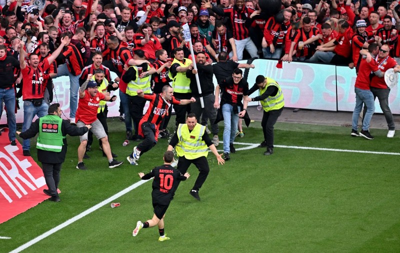 Bayer Leverkusen, campioană a Germaniei pentru prima oară în istoria sa de 120 de ani. Fanii au intrat pe gazon
