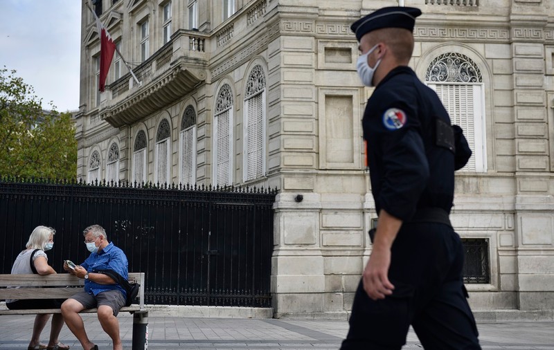 Lupta Europei împotriva COVID-19 s-a mutat din spitale pe străzi. Francezii nu au milă de cei care nu respectă deciziile autorităților