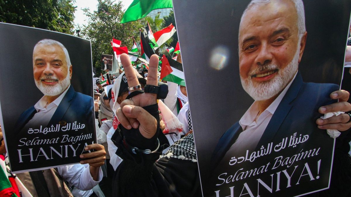 Oamenii țin pancarte în timp ce participă la o demonstrație care condamnă atacurile israeliene asupra Gaza și critică asasinarea șefului politic al Hamas, Ismail Haniyeh