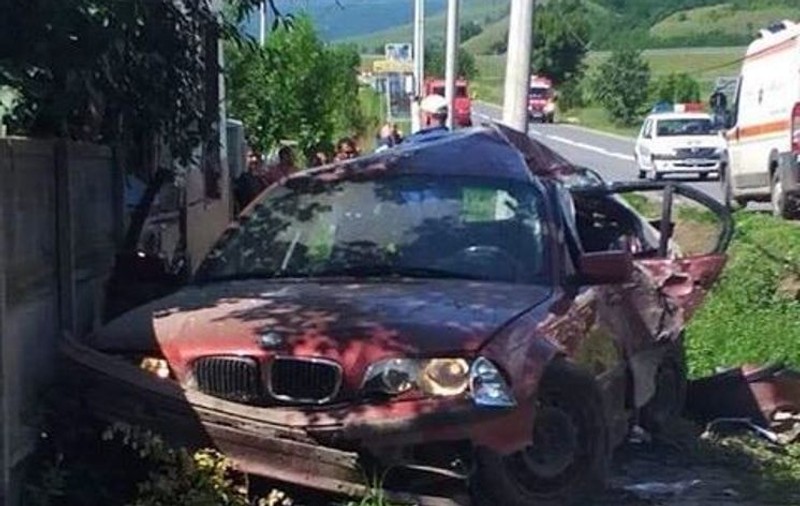 Accident mortal în județul Alba. Un copil de 5 ani a murit după ce mașina în care se afla a intrat într-un stâlp şi o casă