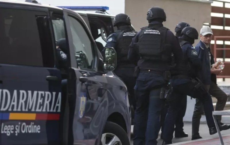 Duba cu jandarmi în care a fost adus la București Alexandru Bălan, făcută praf de un TIR pe drumul de întoarcere