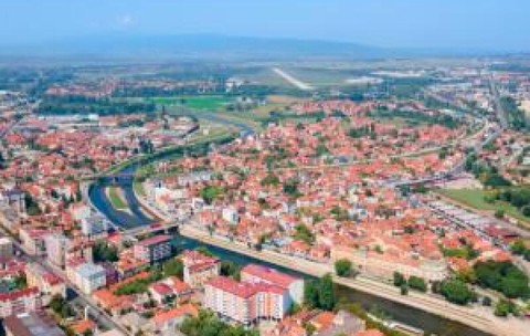 Oraşul unde tinerii îşi cumpără apartamente la jumătate de preţ faţă de Capitală. Tot mai mulţi fac credite