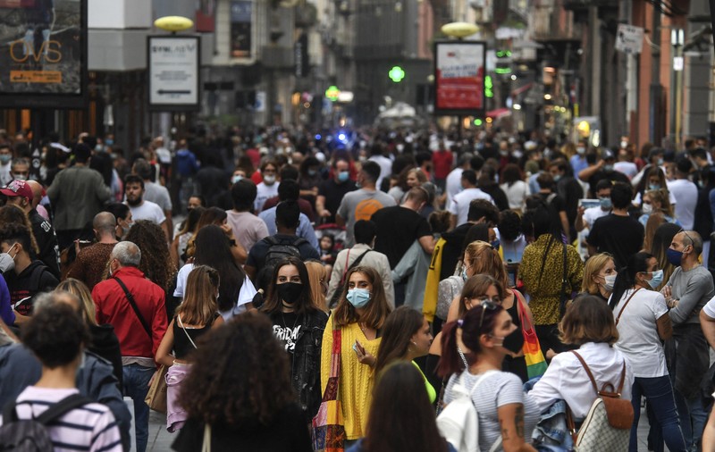 Record sumbru în Franța: Peste 52.000 de infectări cu COVID în 24 de ore