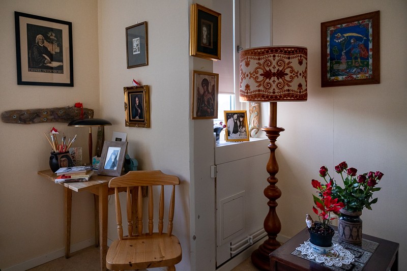 Camera Gabrielei din azil este decorată cu tablouri, fotografii, cărți și alte obiecte personale de-ale acesteia