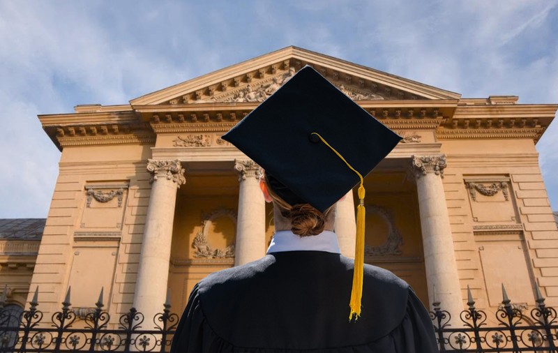O elevă medaliată cu aur internațional la chimie aplicată a dat în judecată Universitatea de Medicină din București pentru că i s-a luat dreptul de a fi admisă fără examen 