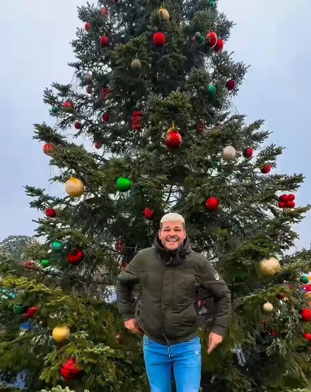 Răzvan Botezatu deschide propriul Târg de Crăciun în Lazu. Are angajați nepalezi și lucrează împreună cu surorile lui: „Mama a ținut şi loc de tată”