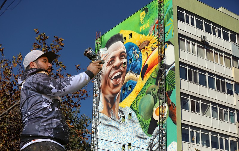 Fotbalistul Vinícius, pictură murală uriașă în centrul Bucureștiului. „Blocul acesta începe să devină faimos”. Lucrarea este realizată de un artist brazilian celebru
