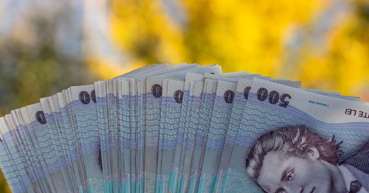 Poză cu bancnote de 500 de lei ținute evantai