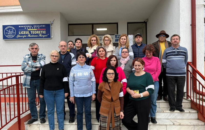 Profesorii unui liceu din Tulcea au intrat în grevă. Revoltați, oamenii acuză inspectoratul școlar de abuz. Apelul disperat al directorului: „Oamenii își vor pierde posturile, elevii vor face naveta. Pe noi nu ne apără nimeni!”