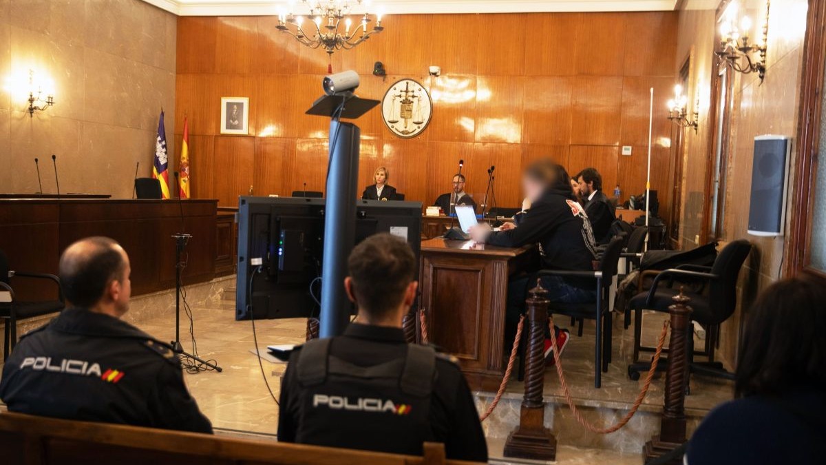 Sala de judecată a unui tribunal din Spania