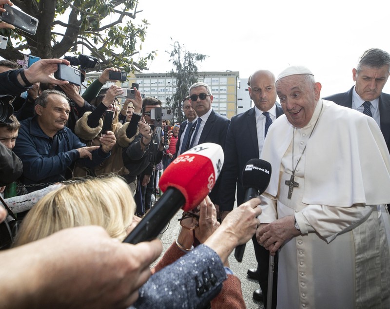 Papa Francisc, după ce a fost externat: „Sunt încă în viață”. Mâine va conduce slujba catolică de Florii