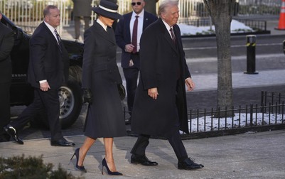 Ținuta Melaniei a atras toate privirile, în ziua învestirii lui Donald Trump. FOTO: Profimedia