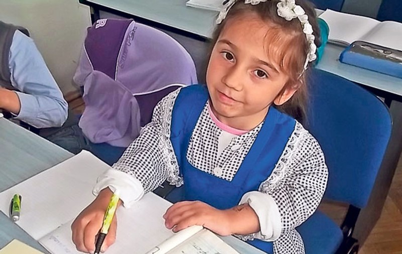 Poate să scrie după 33 de operaţii! Kassandra, fiica adoptivă a soţilor Iosif şi Dana Rotariu, se simte mai bine