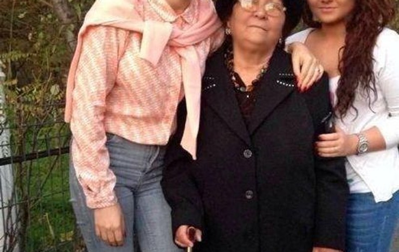 Sunt din GENERAŢII DIFERITE şi POARTĂ ACELAŞI NUME. Uite FAMILIA uneia dintre CELE MAI IUBITE VEDETE DE LA NOI  | FOTO