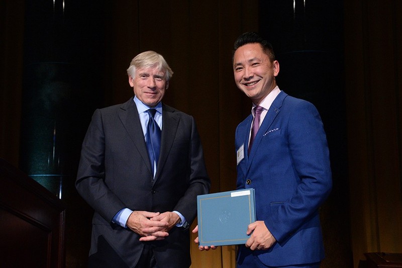 Președintele Universității Columbia, Lee C. Bollinger (stânga), alături de Viet Thanh Nguyen, câștigător al premiului Pulitzer în 2016 /foto: pulitzer.org