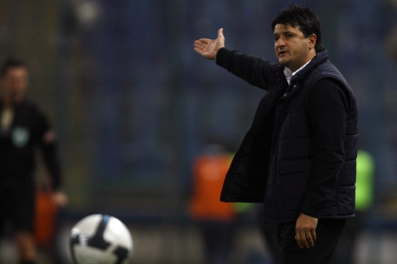 Adrian Falub, antrenorul echipei Unirea Alba Iulia, isi coordoneaza jucatorii, in meciul cu Steaua Bucuresti, din cadrul etapei a XIII-a, Liga I la fotbal, disputat in Bucuresti, luni, 9 noiembrie 2009.