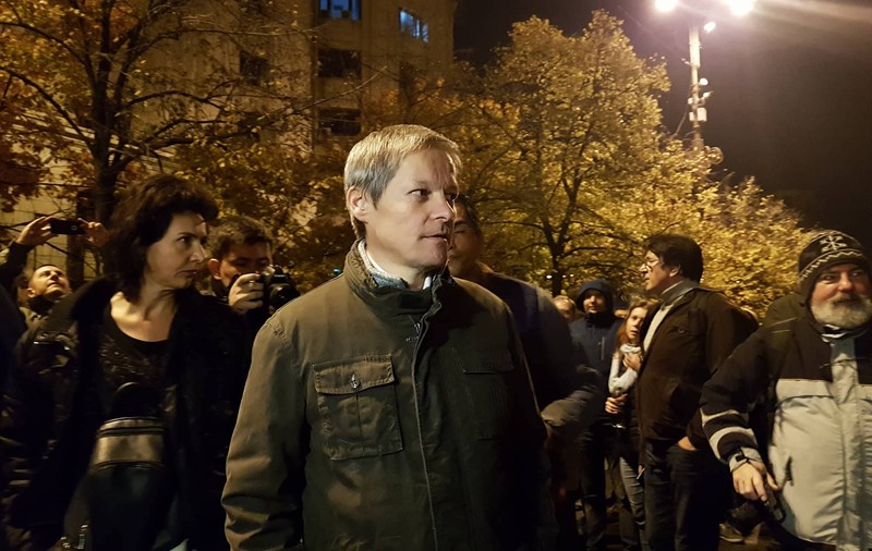 Cioloș participă la protestul de duminică din Piața Victoriei: ”Cum să ai încredere în lupi să facă legile la stână?”