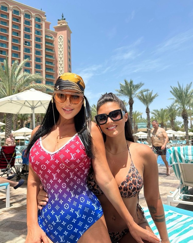Imagini cu Andreea Tonciu și Antonia în costum de baie. S-au întâlnit la plajă în Dubai