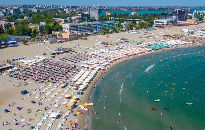 Efect imediat al deciziei Guvernului Bolojan de a tăia la jumătate valoarea voucherelor de vacanță: hotelierii se plâng că pe litoral nu mai vin turiști