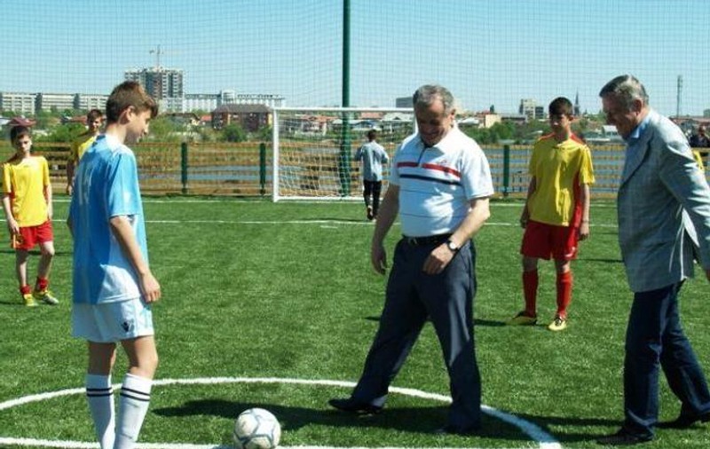 Mircea Sandu, preşedintele FRF, la o miuţă, într-unul din cele mai sărace cartiere ale Bucureştiului