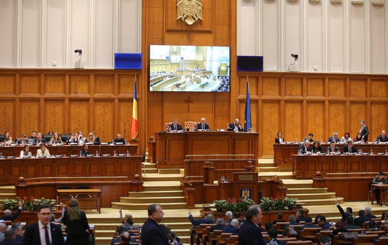 UPDATE | Parlamentul a avizat solicitarea preşedintelui privind referendumul. Scandal Putere-Opoziţie, după ce PSD a inserat o "recomandare", privind întrebarea, la care a renunţat ulterior