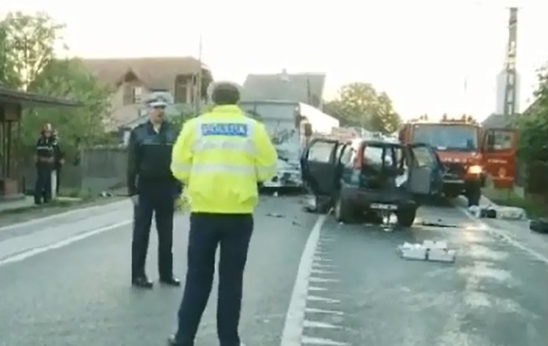 Tragedie în Maramureş! Doi morţi şi zece răniţi, după ce un automobil a lovit în plin un autobuz