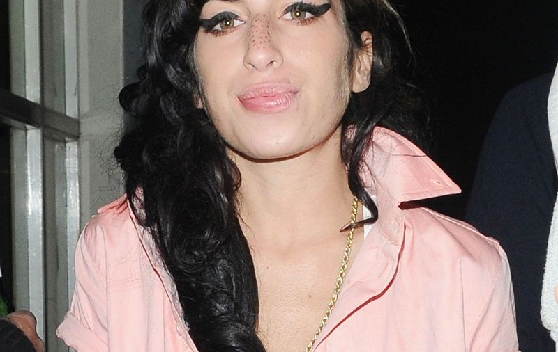  Amy Winehouse  a scuipat o elevă