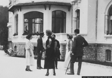 Frank G. Carpenter: „Fetele românce sunt frumoase la vedere, dar își preferă frații latini în locul anglo-saxonilor reci.”