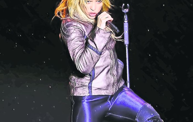 În ciuda vremii câineşti din Bucureşti, de sâmbătă seara, Shakira, senzaţională în ploaie
