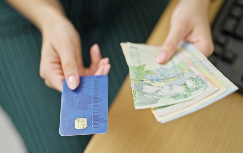 Cine sunt cei peste 400.000 de bugetari care ar putea rămâne cu veniturile înghețate în următorii ani  
