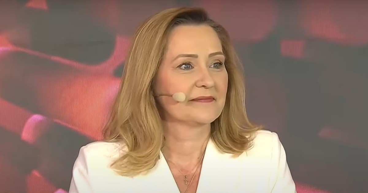 Elena Lasconi zâmbește la dezbaterea electorală, unde are rochie albă și bijuterii aurii