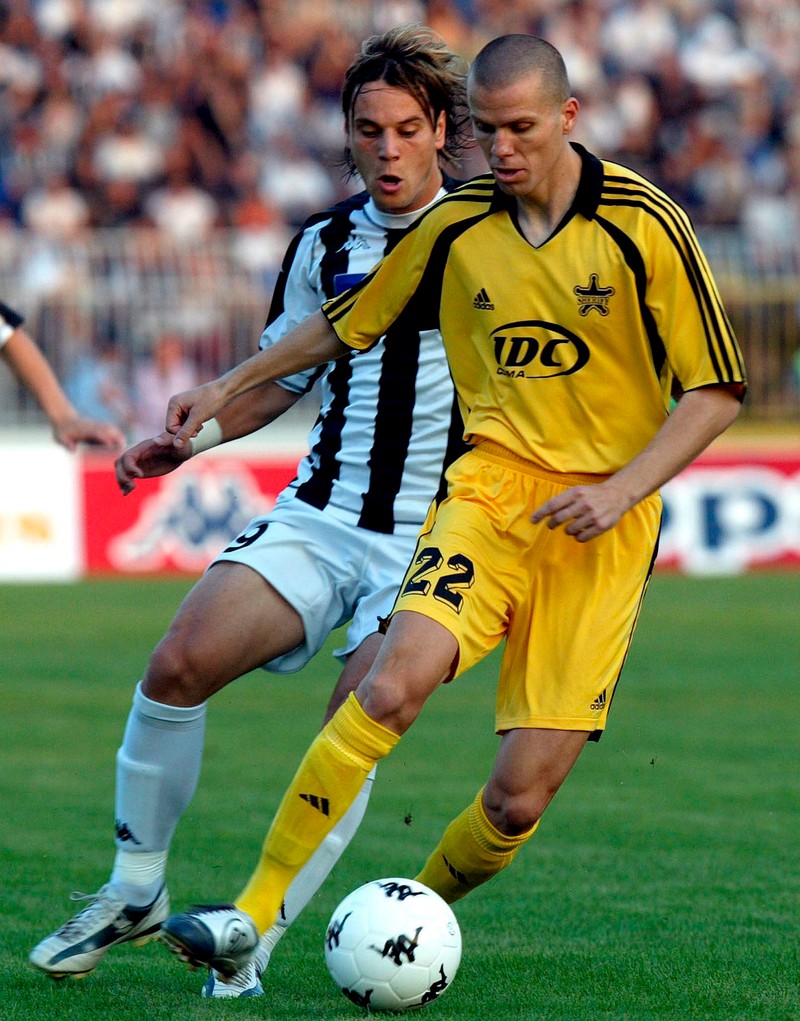 epa000490969 Srdjan Radonjic (L) of Partizan Belgrade struggles for the ball with Florin Lacusta (R) of Sheriff Tiraspol during their UEFA Champions League second qualifying round, first-leg football match in Belgrade, Wednesday 27 July 2005. EPA/KOCA SULEJMANOVIC