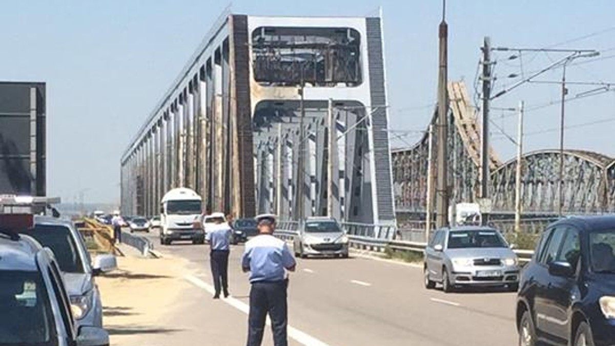 Aproape 2.000 de șoferi au rămas fără permise de conducere în minivacanța de Sfânta Maria, dintre care 655 pentru că au condus cu viteză și 240 pentru că s-au urcat la volan după ce au băut.