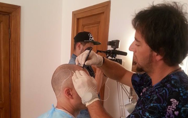 DINU MAXER vrea PLEATA DIN ANII DE GLORIE de la "AXXA"! ARTISTUL îşi face IMPLANT DE PĂR! FOTO
