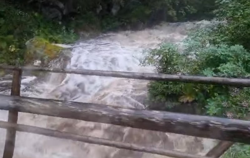 Două femei şi un copil, blocaţi noaptea în Munţii Retezat. Au fost recuperați de salvamontiști. VIDEO