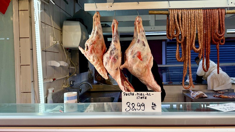 Am mers în Obor să vedem cât costă kilogramul de carne de miel pentru Paște 2026. Foto: Libertatea