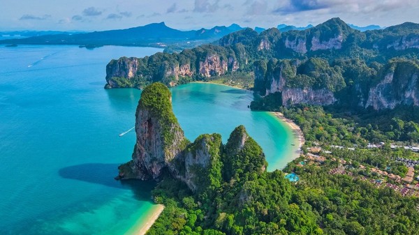 Vacanțele în Thailanda ar putea deveni mai scumpe după ce guvernul pregătește o nouă taxă pentru turiștii care pleacă din țară cu avionul. Sursă foto: Envato