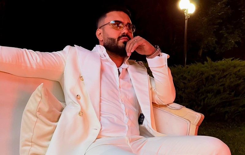 Jador a ajuns cu băiețelul lui la spital. Artistul a întârziat la un concert, dar a cerut scuze publicului care l-a așteptat. „Are fi-miu COVID, îmi pare rău”