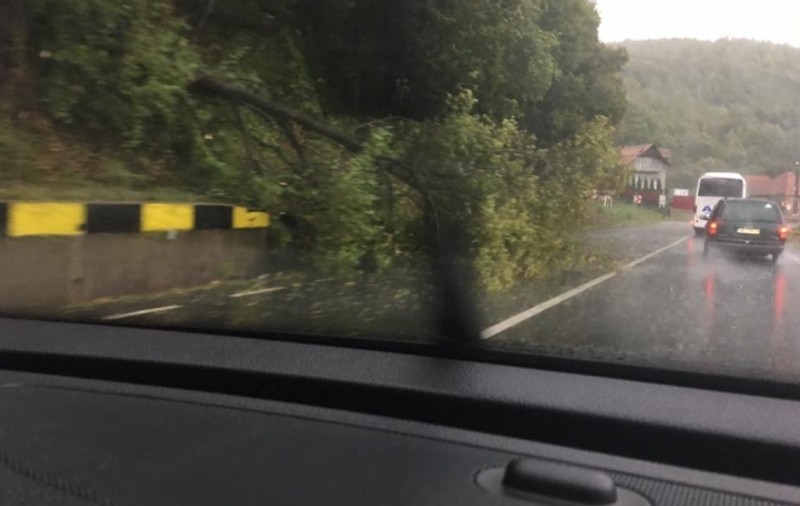 Situația traficului rutier, în această dimineață, în orașele afectate de furtună