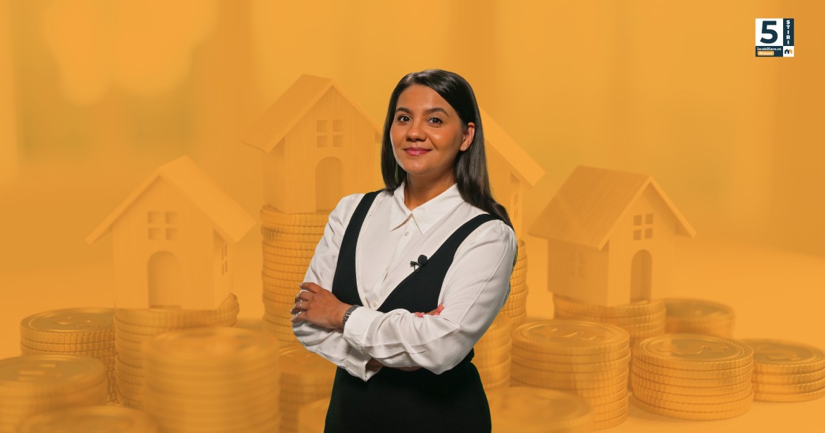 Tatiana Niculae, gazda rubricii 5 știri Imobiliare.ro Finance, îmbrăcată cu o bluză albă și o fustă neagră, pe un fundal galben.