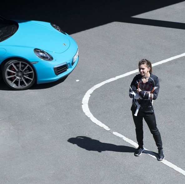 Simona Halep, în timpul filmării pentru sponsorul turneului de la Stuttgart. (FOTO: instagram.com/porschetennis)